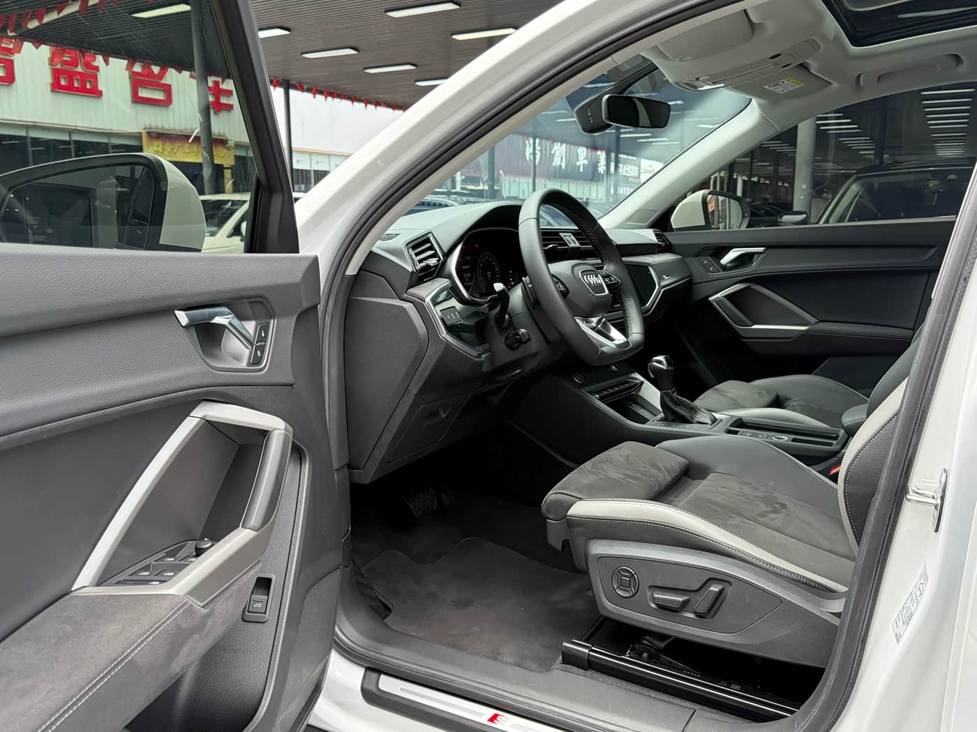 Audi Q3 1.4 л 2022 г. Белый, пробег 10000 км