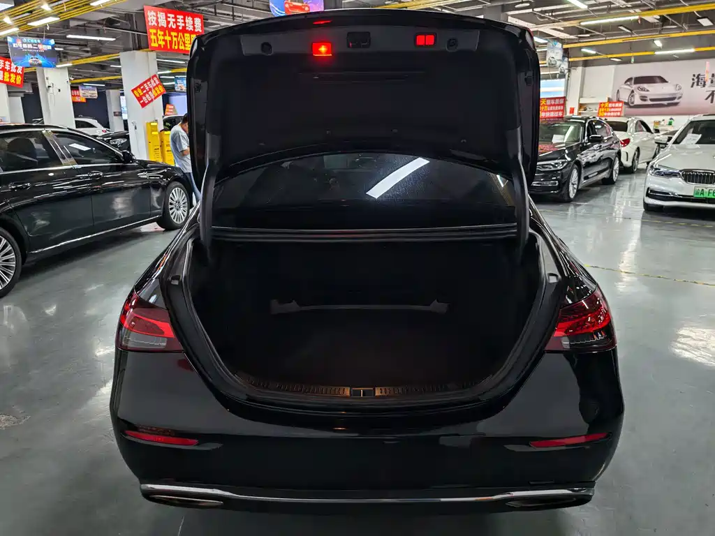 Mercedes-Benz E-Class — миниатюра 11