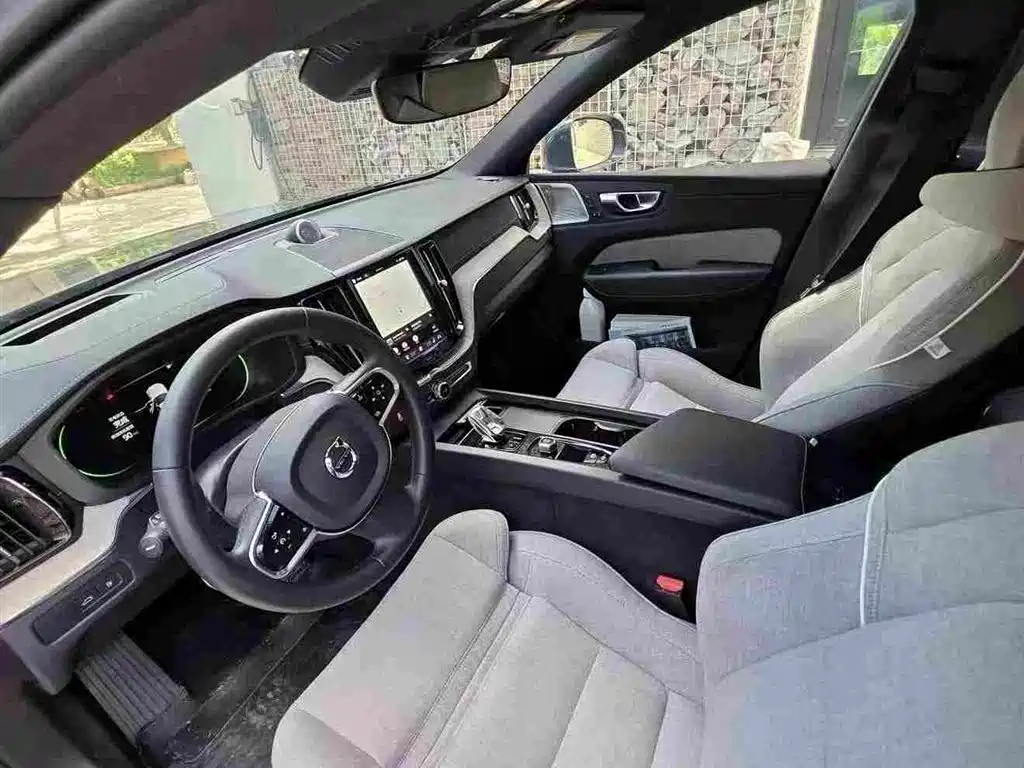Volvo XC60 PHEV — миниатюра 4
