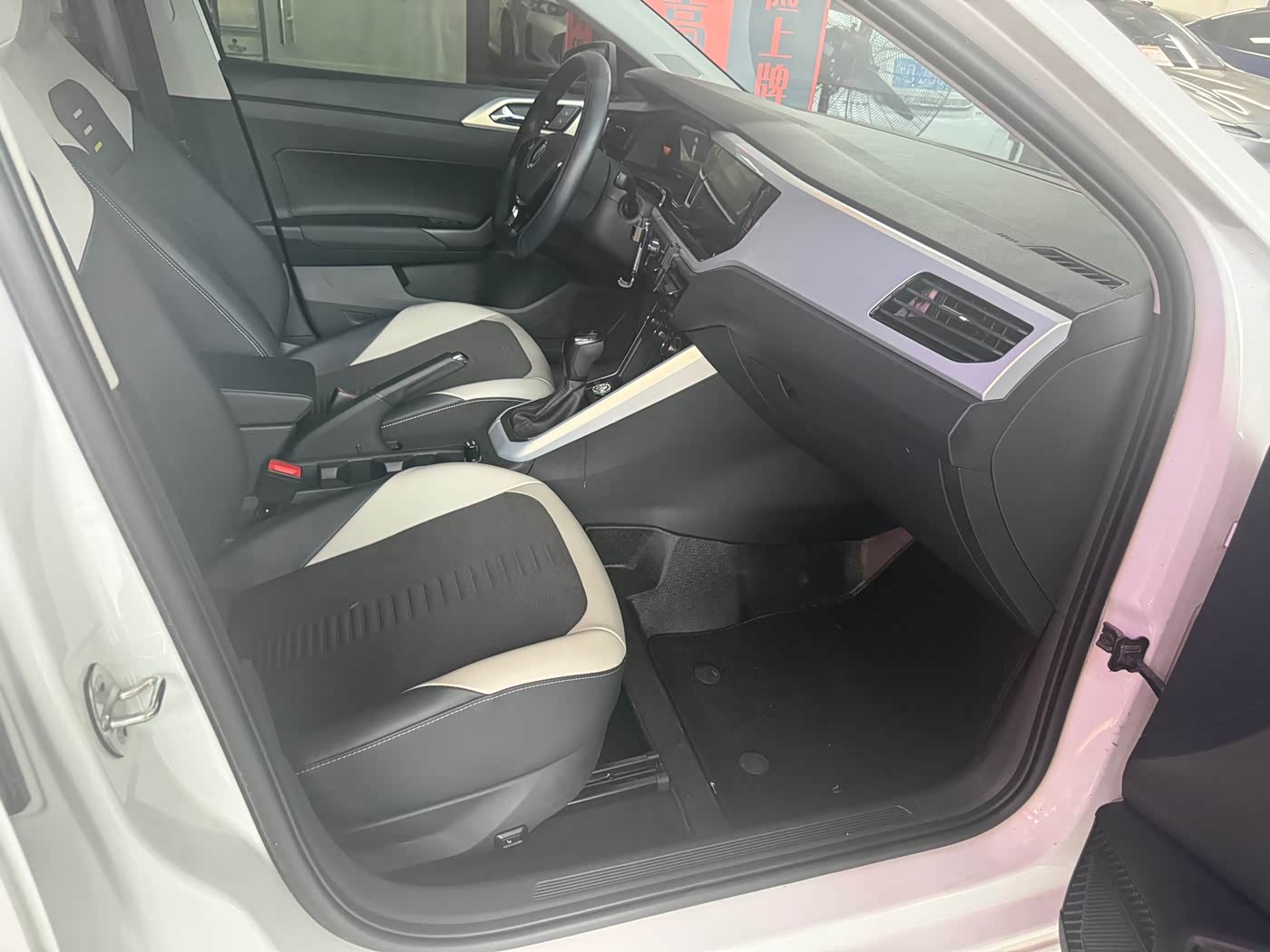 Volkswagen Polo 1.5 л 2023 г. Белый, пробег 23000 км