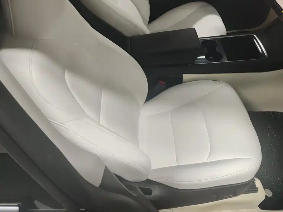 Tesla Model Y — миниатюра 8