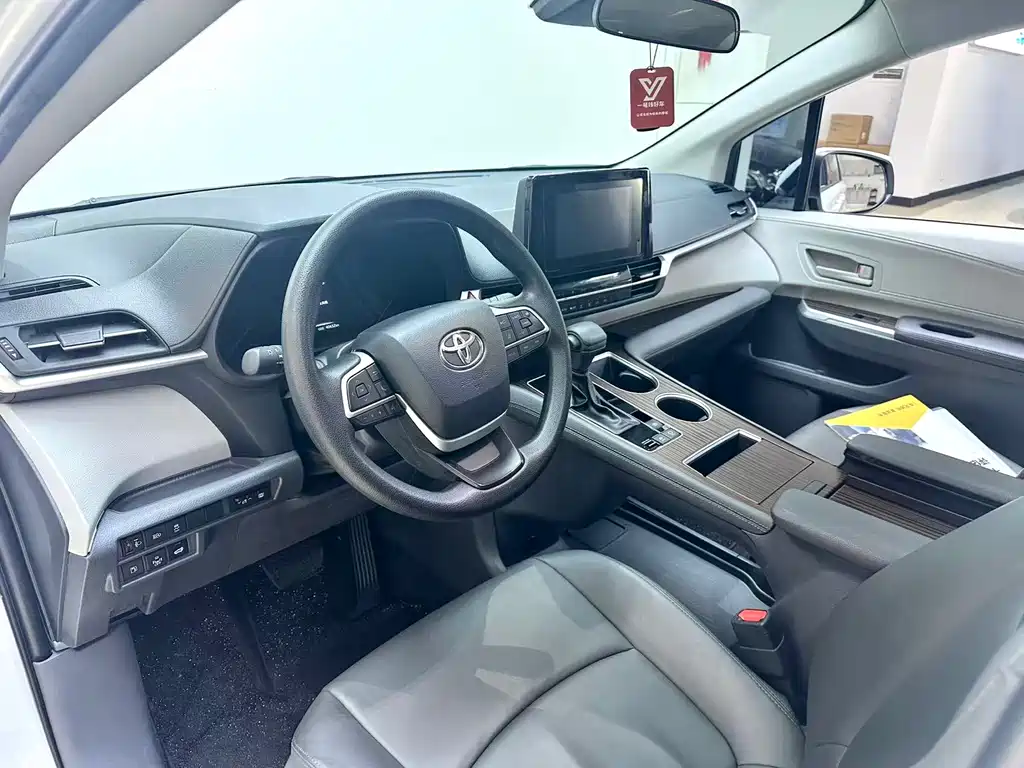 Toyota Sienna - фото 9