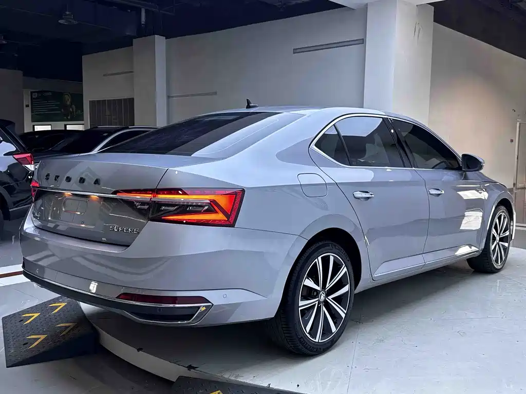 Skoda Superb — миниатюра 8