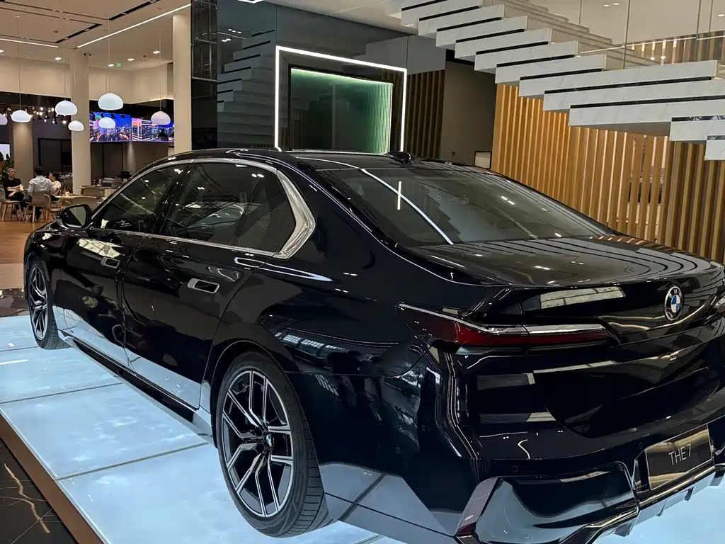 BMW 7 Series — миниатюра 10