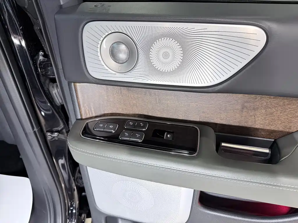Lincoln Navigator — миниатюра 14