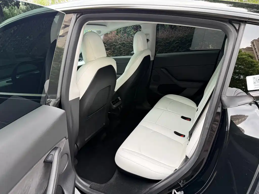 Tesla Model Y — миниатюра 9