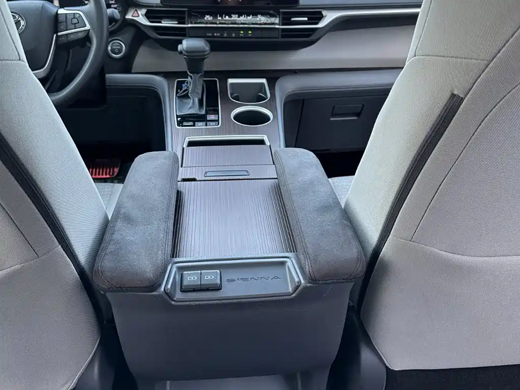 TOYOTA SIENNA