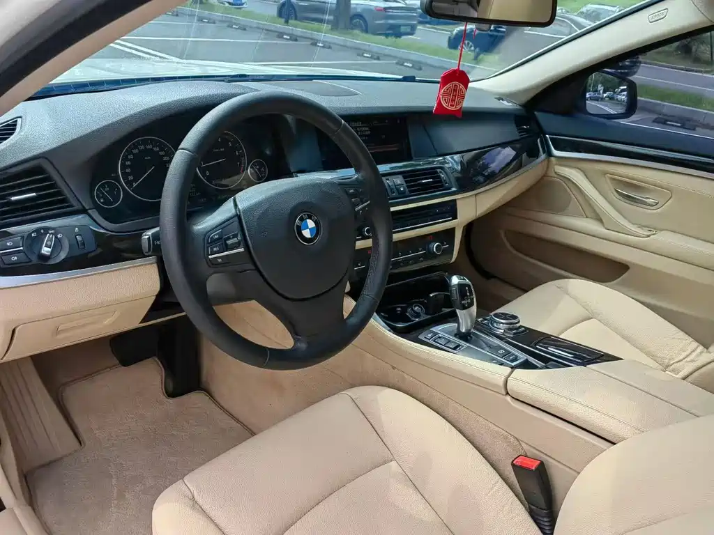 BMW 5 Series — миниатюра 4