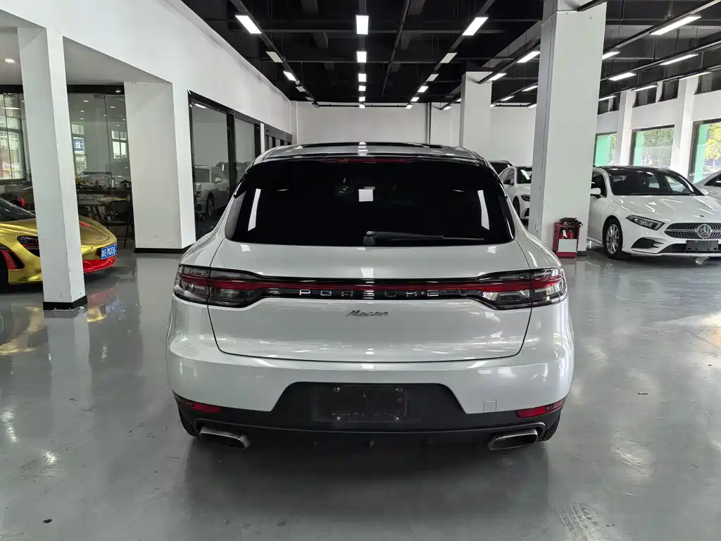 PORSCHE MACAN