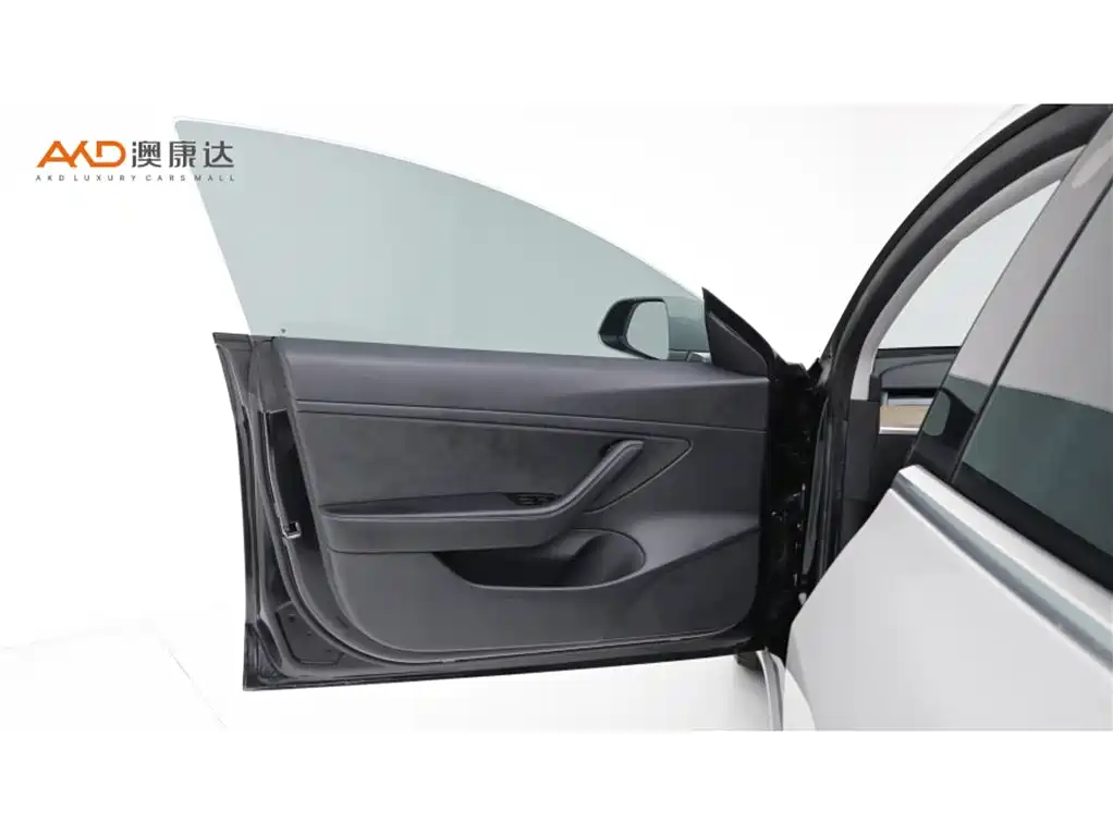 Tesla Model 3 — миниатюра 10