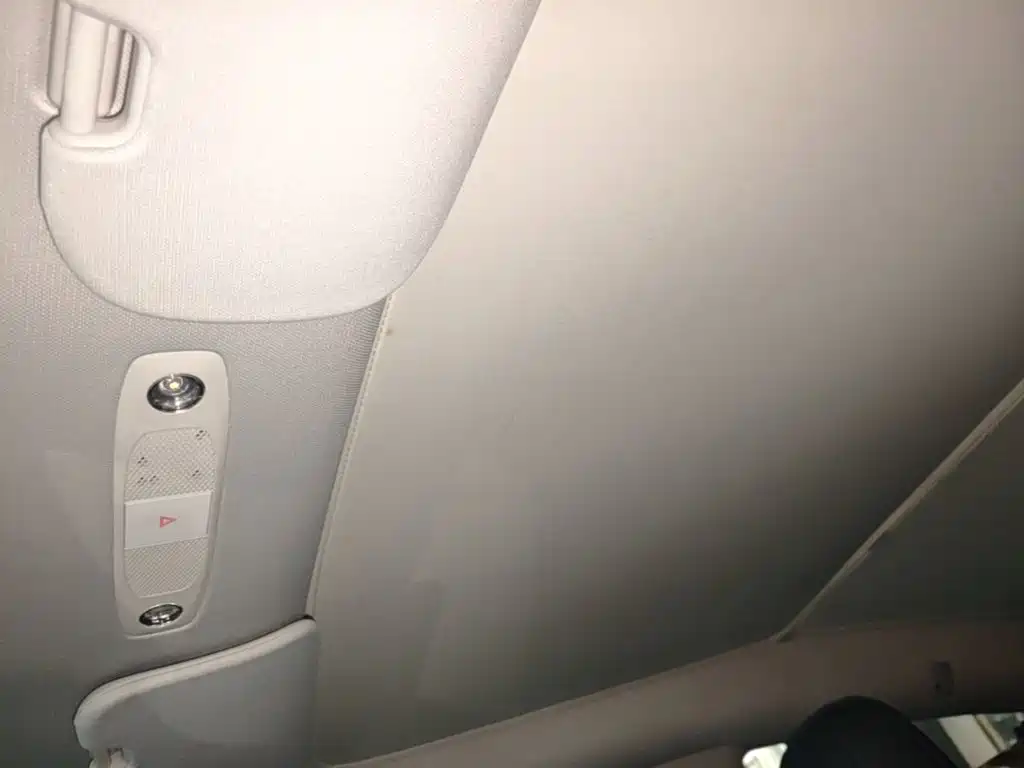 Tesla Model Y — миниатюра 18