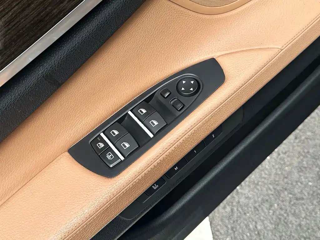 BMW 7 Series — миниатюра 10