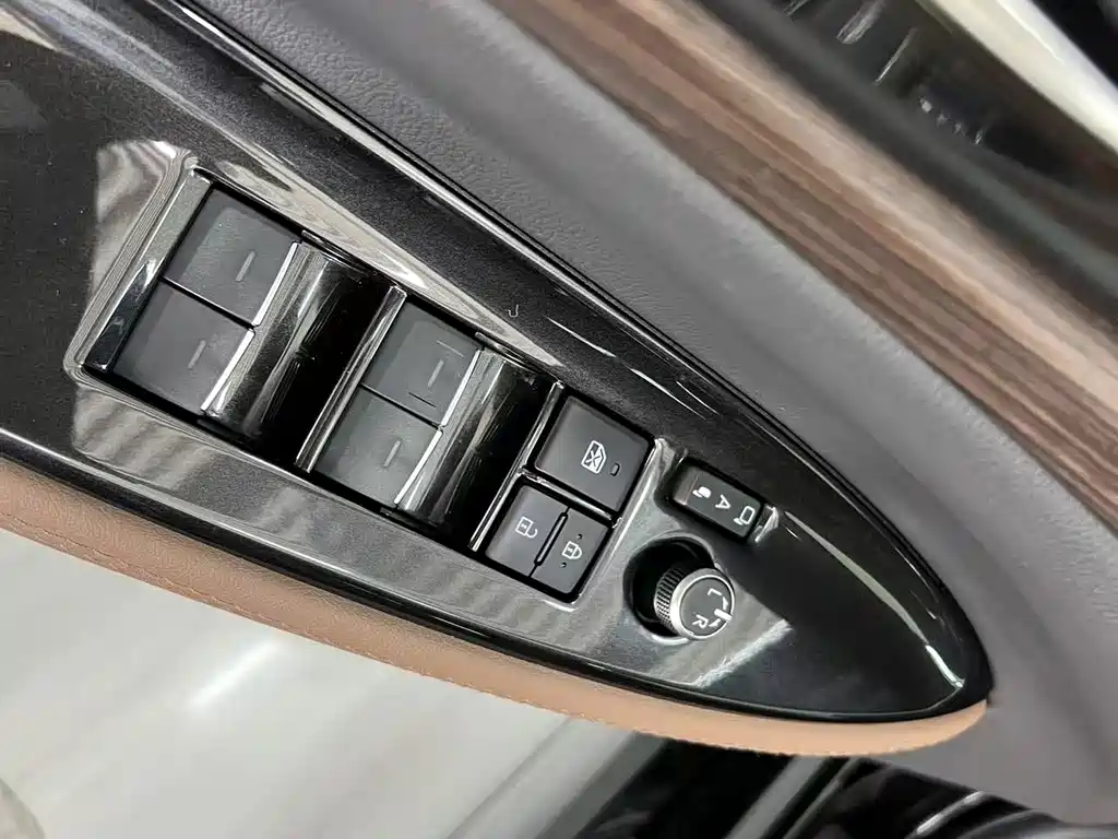 Toyota Crown (Import) — миниатюра 11