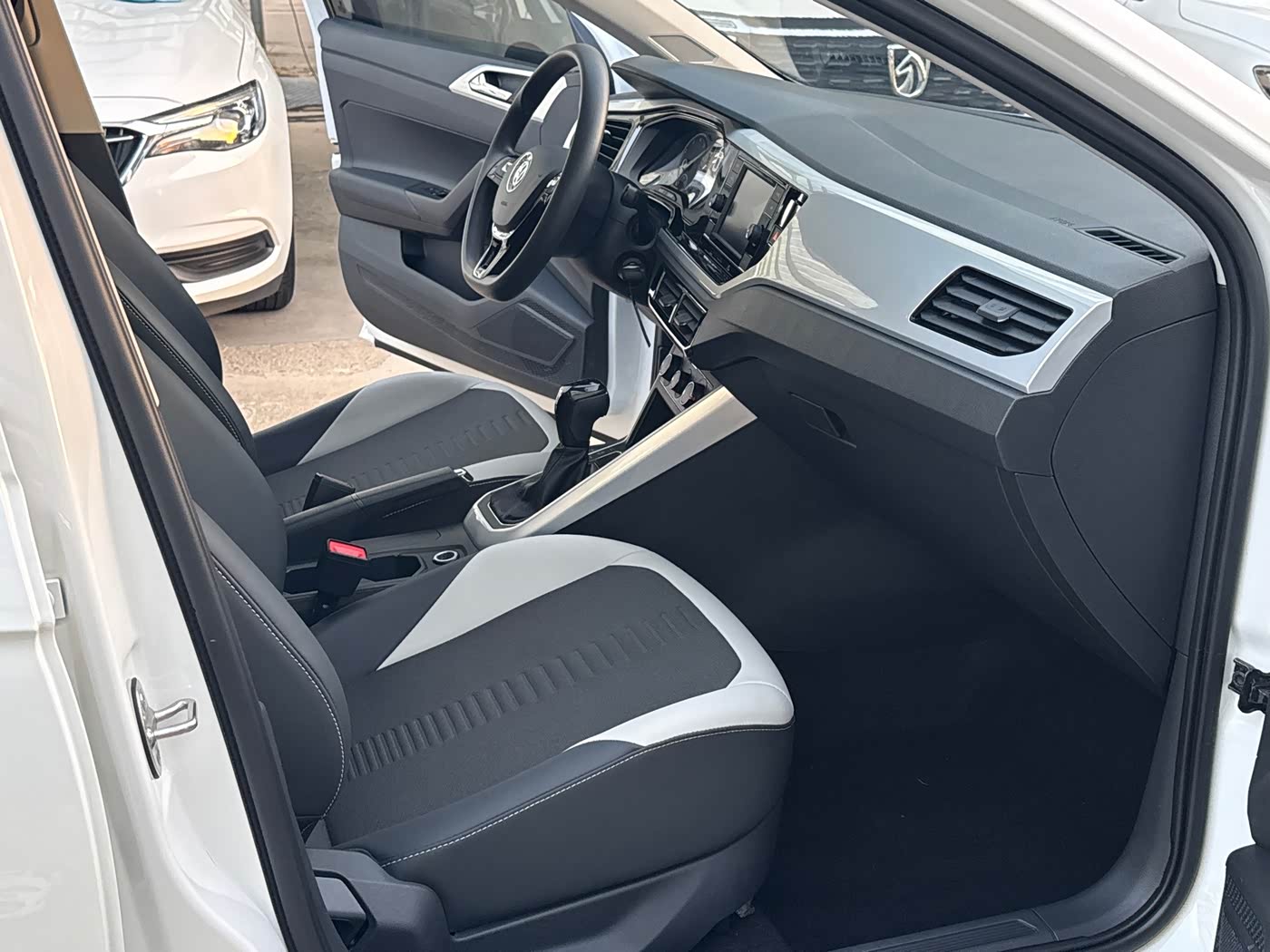 Volkswagen Polo 1.5 л 2021 г. Белый, пробег 22000 км