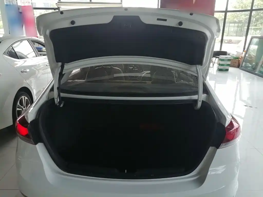 Hyundai Elantra — миниатюра 19