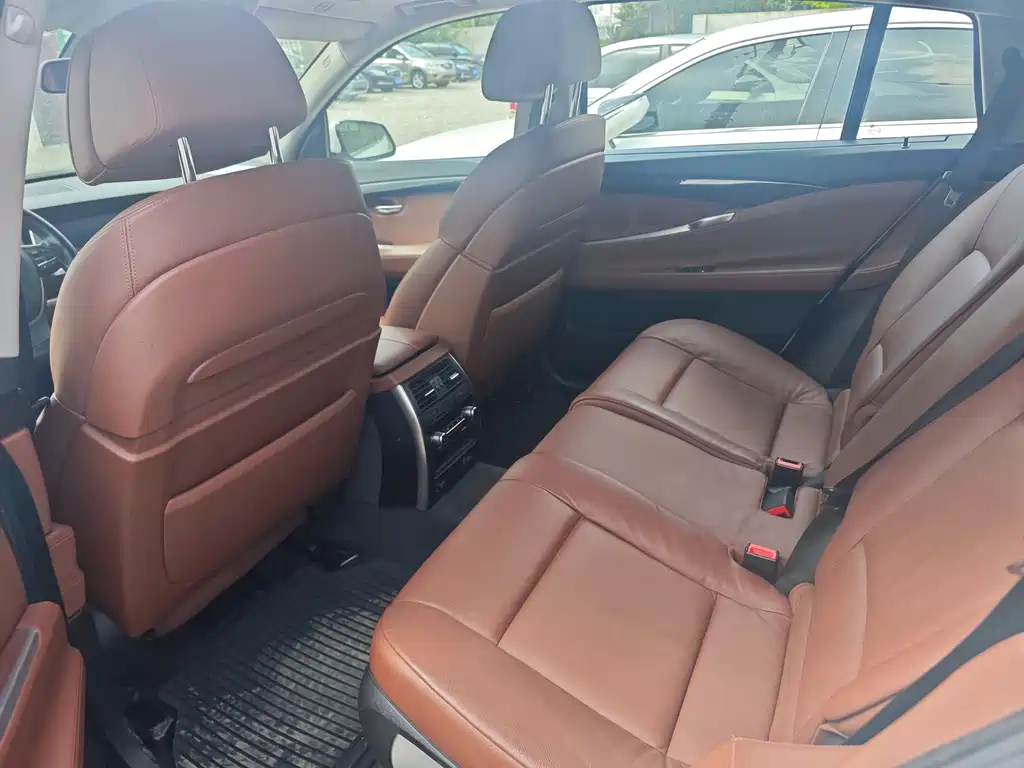 BMW 5 Series GT — миниатюра 8