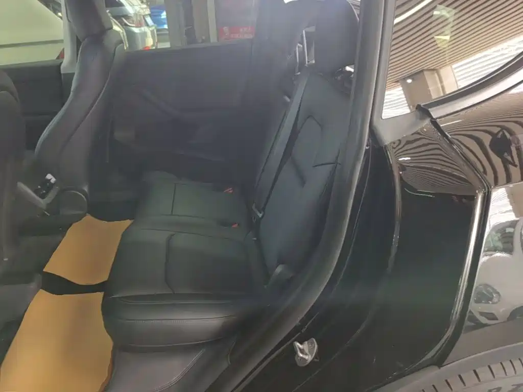 Tesla Model Y — миниатюра 17