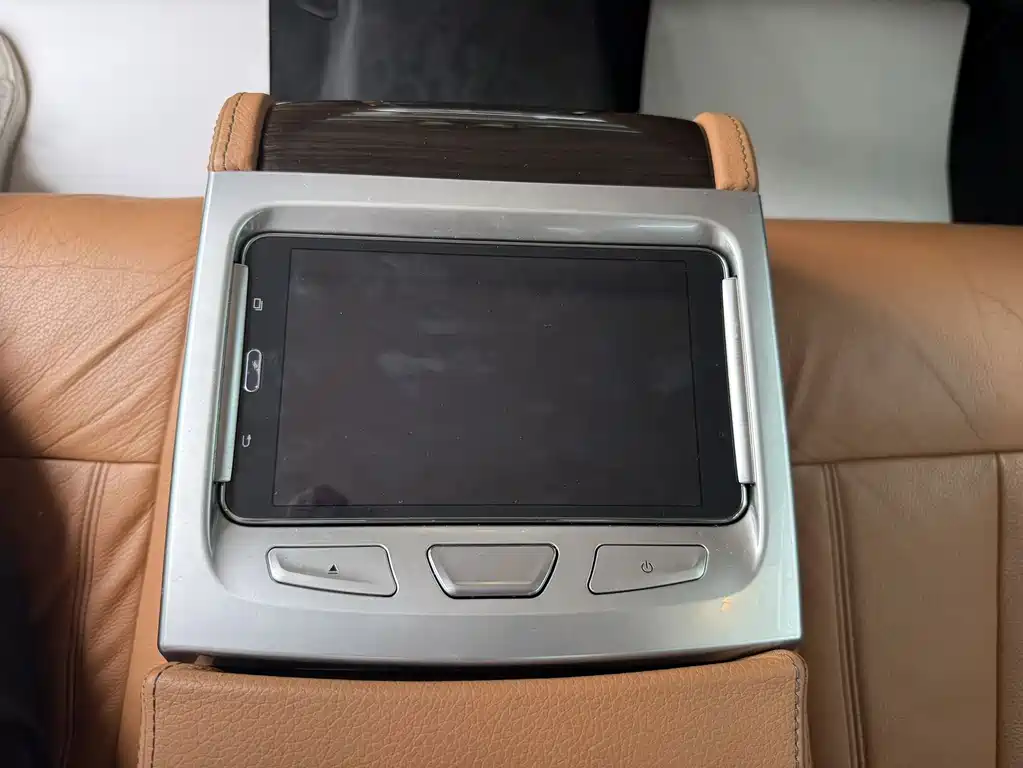 BMW 7 Series — миниатюра 11