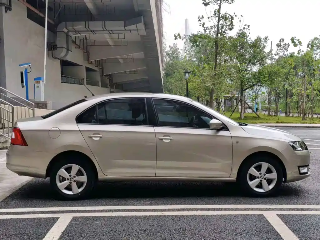 Skoda Rapid — миниатюра 8