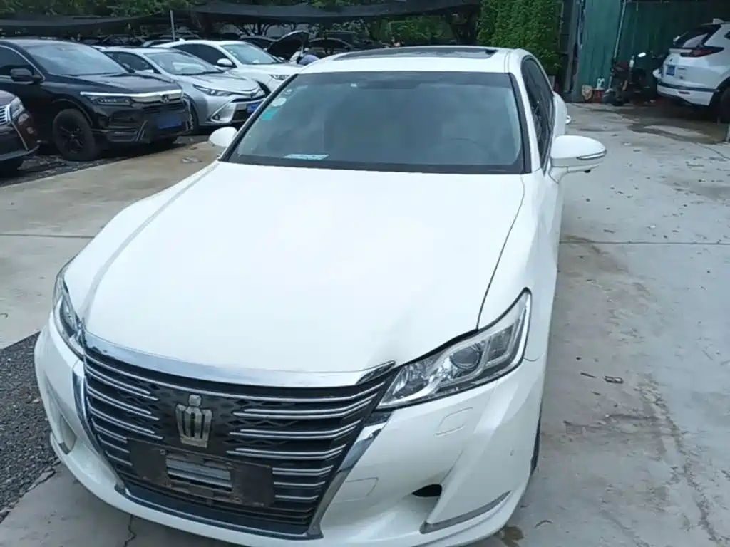 Toyota Crown — миниатюра 3