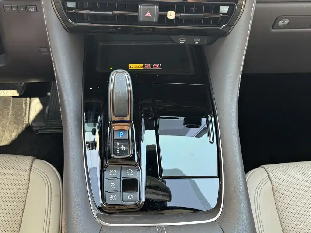 Toyota Alphard — миниатюра 7