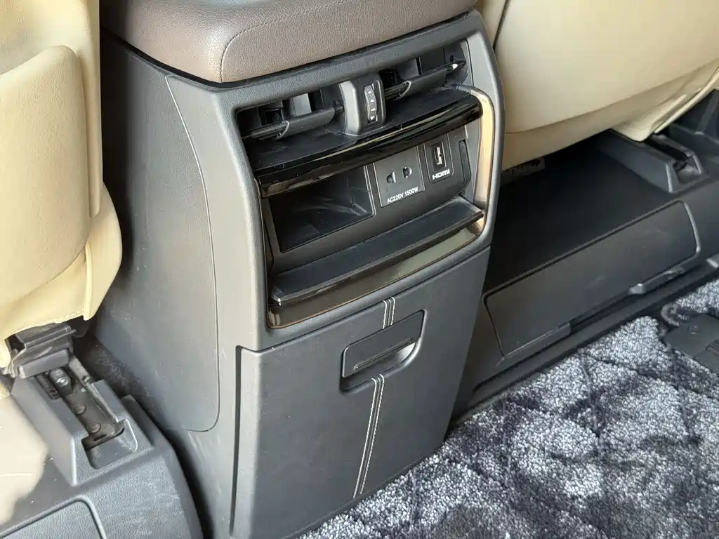 Toyota Alphard — миниатюра 14