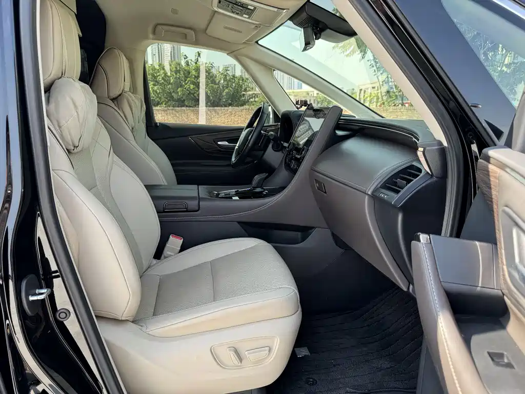 Toyota Alphard — миниатюра 21