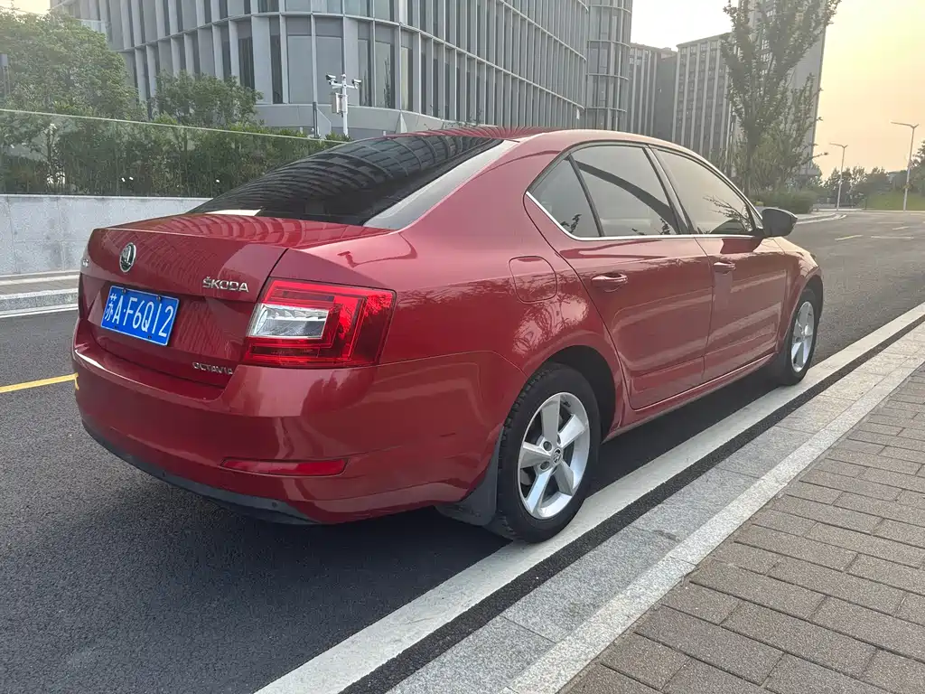 Skoda Octavia 2015 1.6L AT