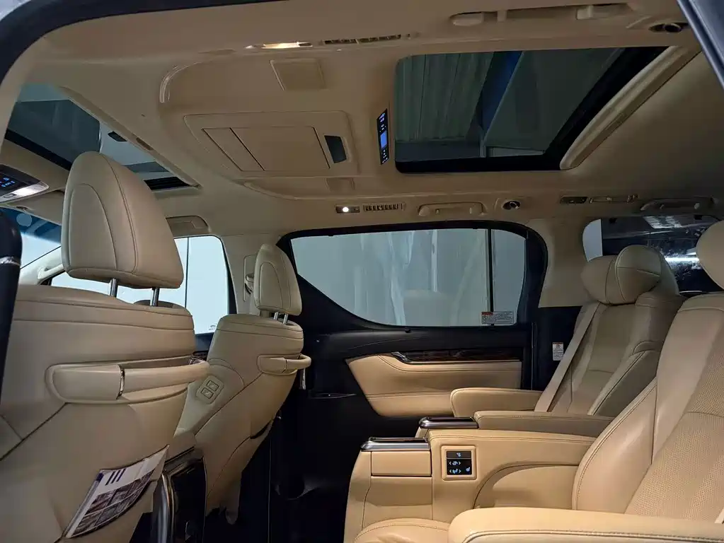 Toyota Alphard — миниатюра 5
