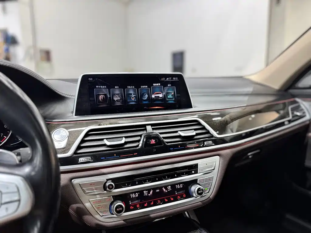 BMW 7 Series — миниатюра 11