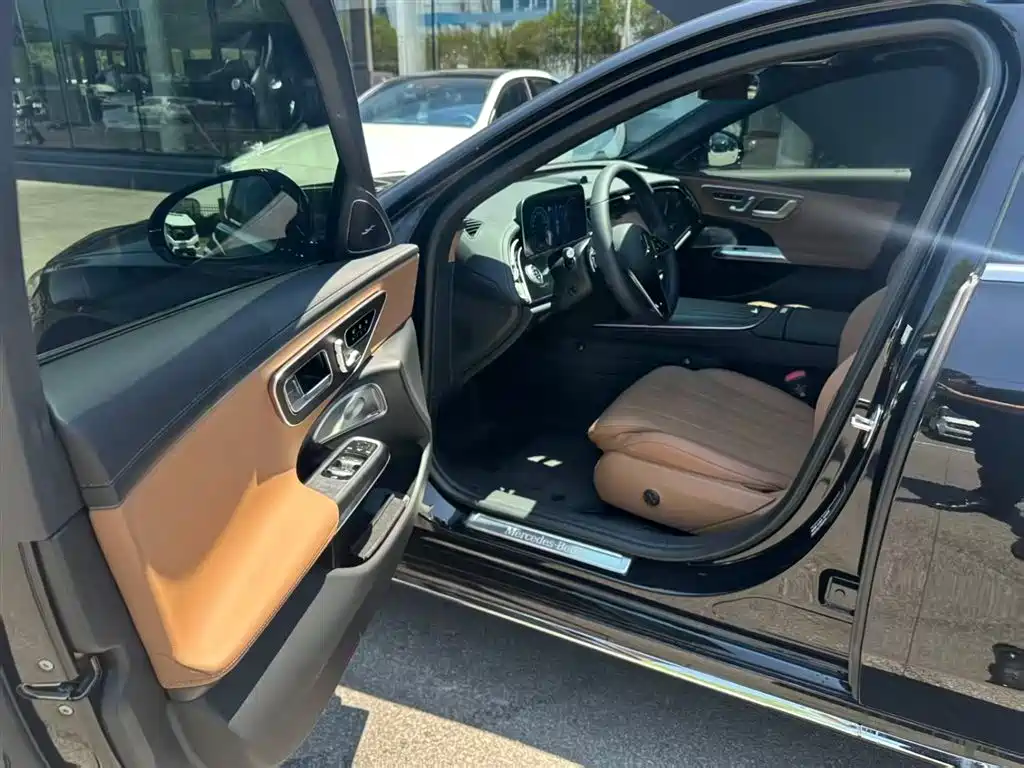 Mercedes-Benz E-Class — миниатюра 8