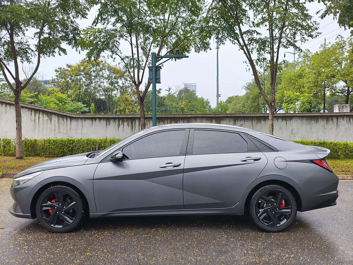 Hyundai Elantra 1.5 л 2023 г. Серебристо-серый, пробег 29000 км