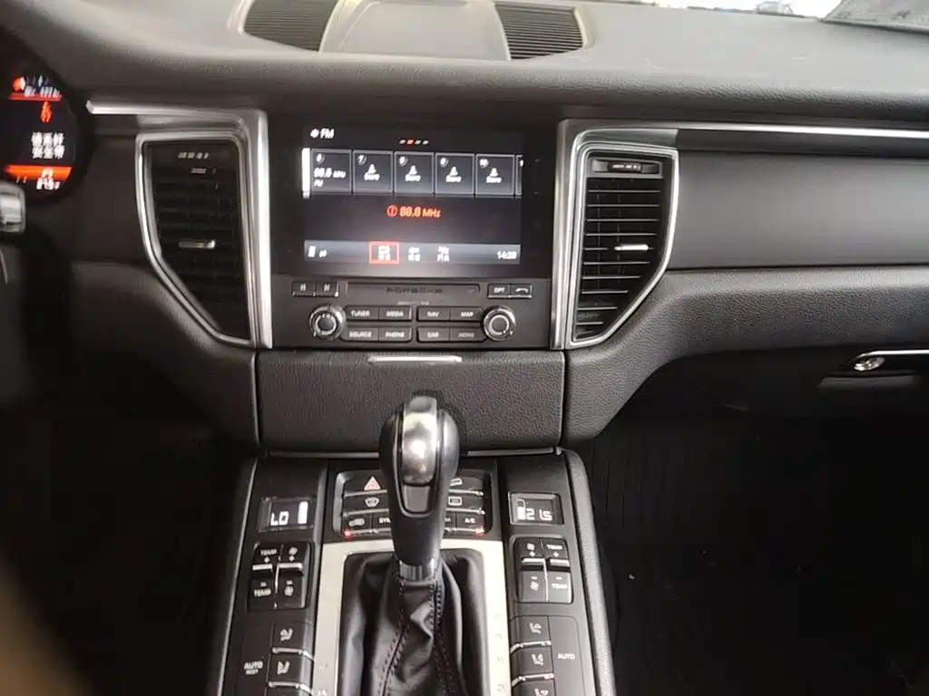 Porsche Macan — миниатюра 13