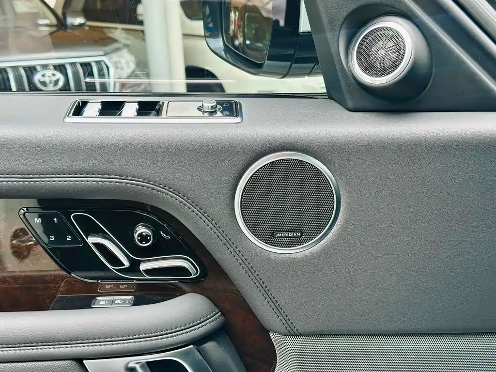 Land Rover Range Rover — миниатюра 12