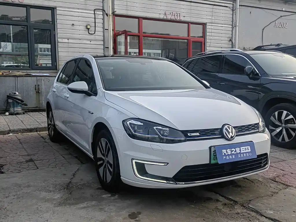 Volkswagen Golf EV — миниатюра 3