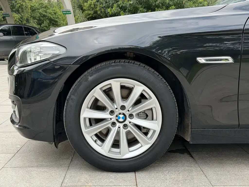 BMW 5 Series — миниатюра 11