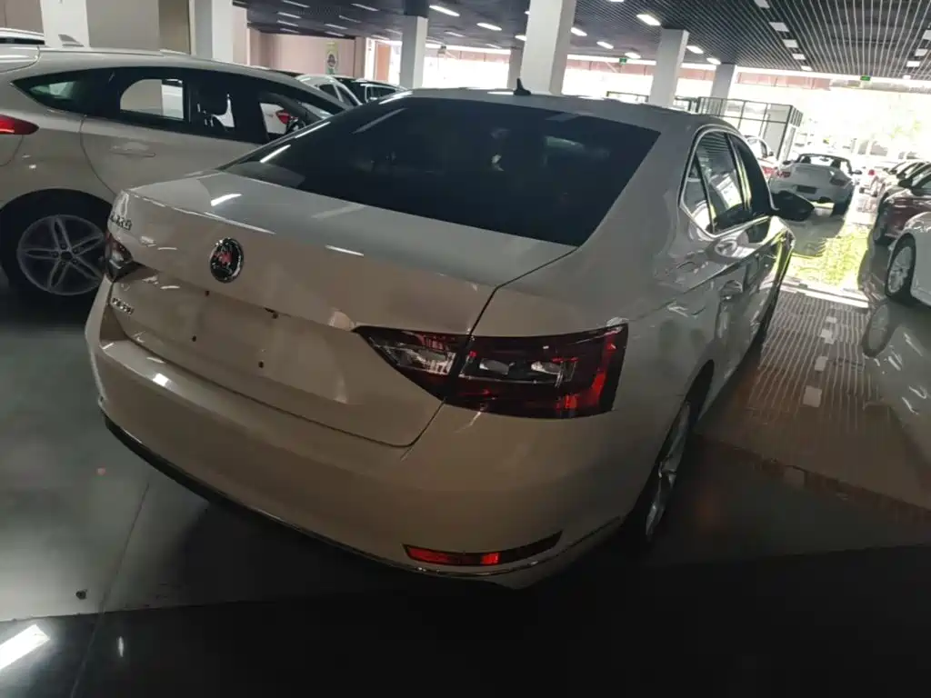 Skoda Superb — миниатюра 7