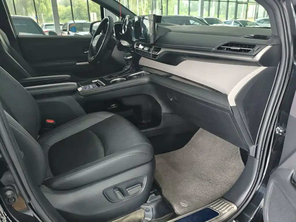 Toyota Granvia 2.5L Hybrid Premium Baron VIP Edition, фото 14
