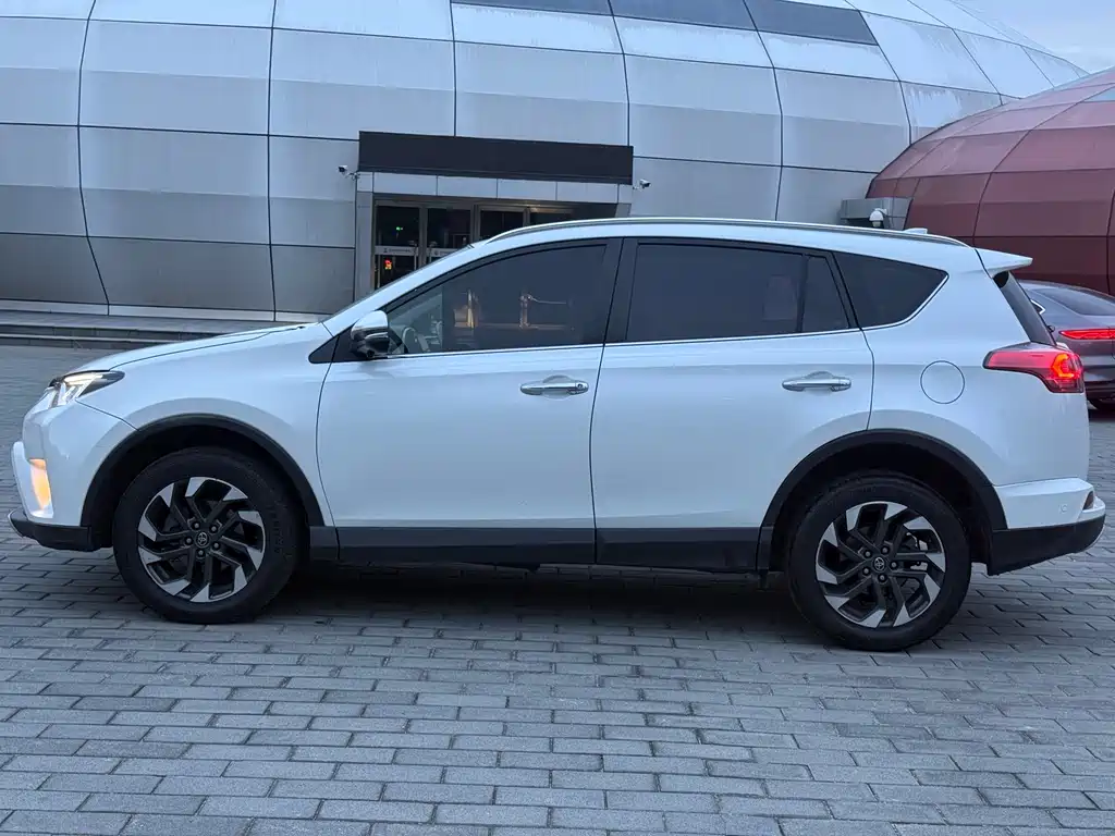 Toyota RAV4 — миниатюра 7