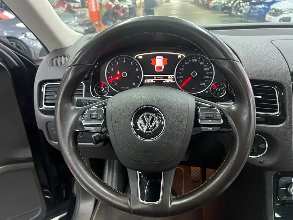 VOLKSWAGEN TOUAREG