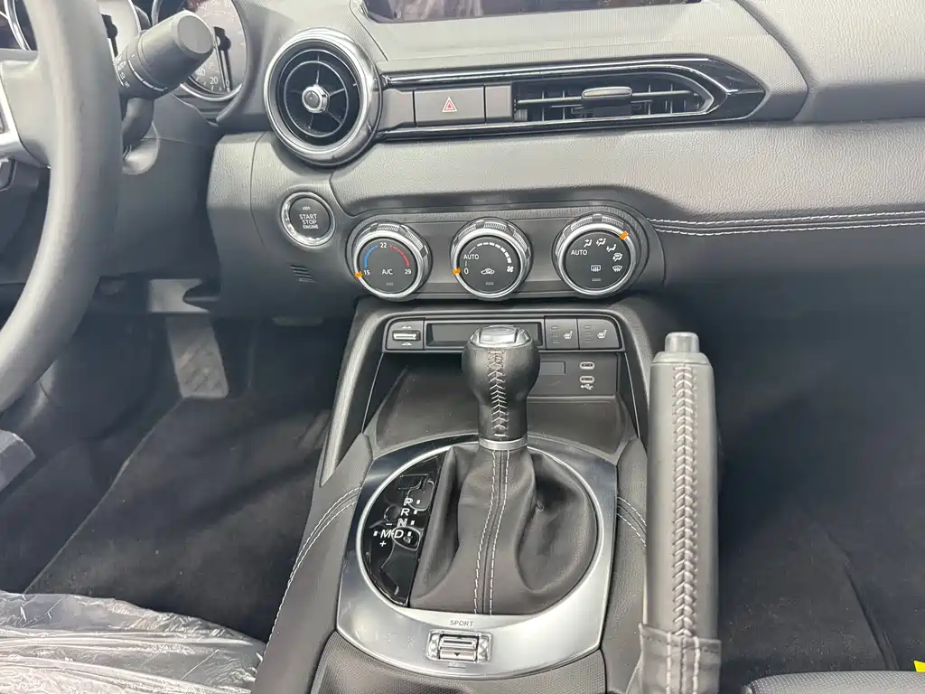 Mazda MX-5 2025 2.0L AT