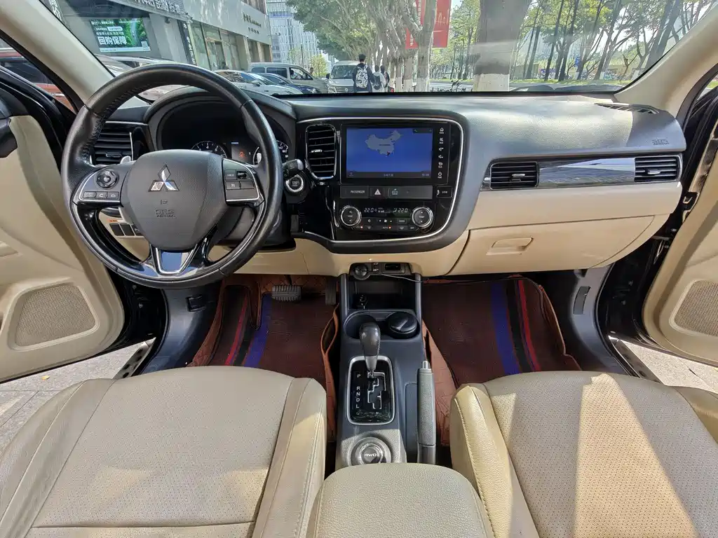 MITSUBISHI OUTLANDER