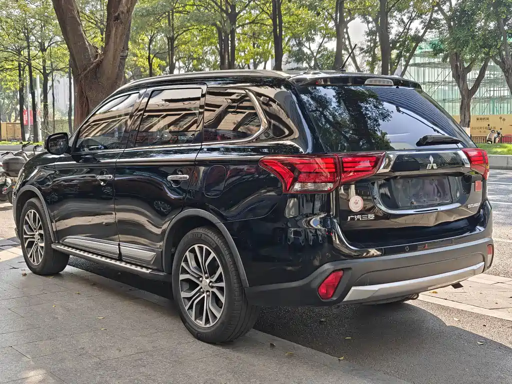 MITSUBISHI OUTLANDER