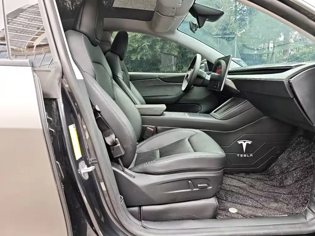 Tesla Model Y — миниатюра 12