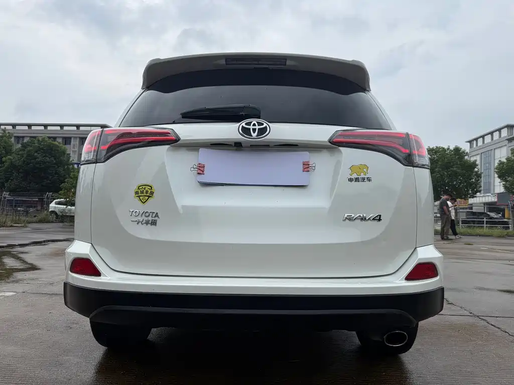 Toyota RAV4 — миниатюра 7