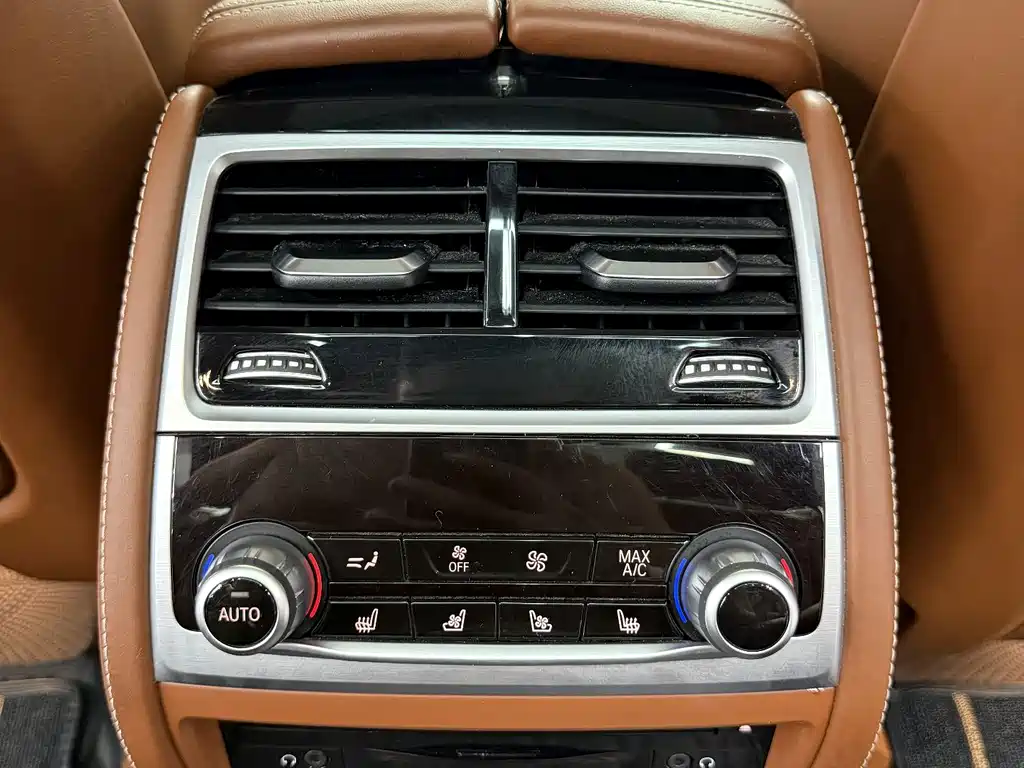 BMW 7 Series — миниатюра 11