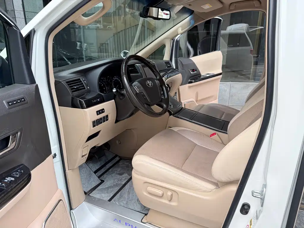 Toyota Alphard — миниатюра 7