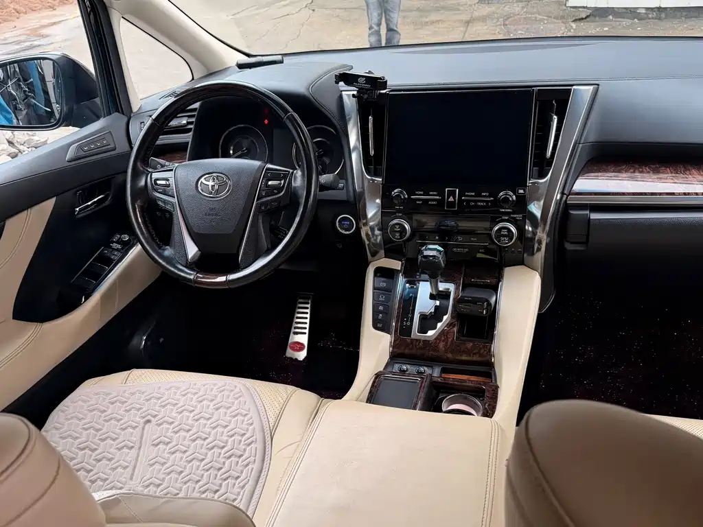 Toyota Alphard — миниатюра 7