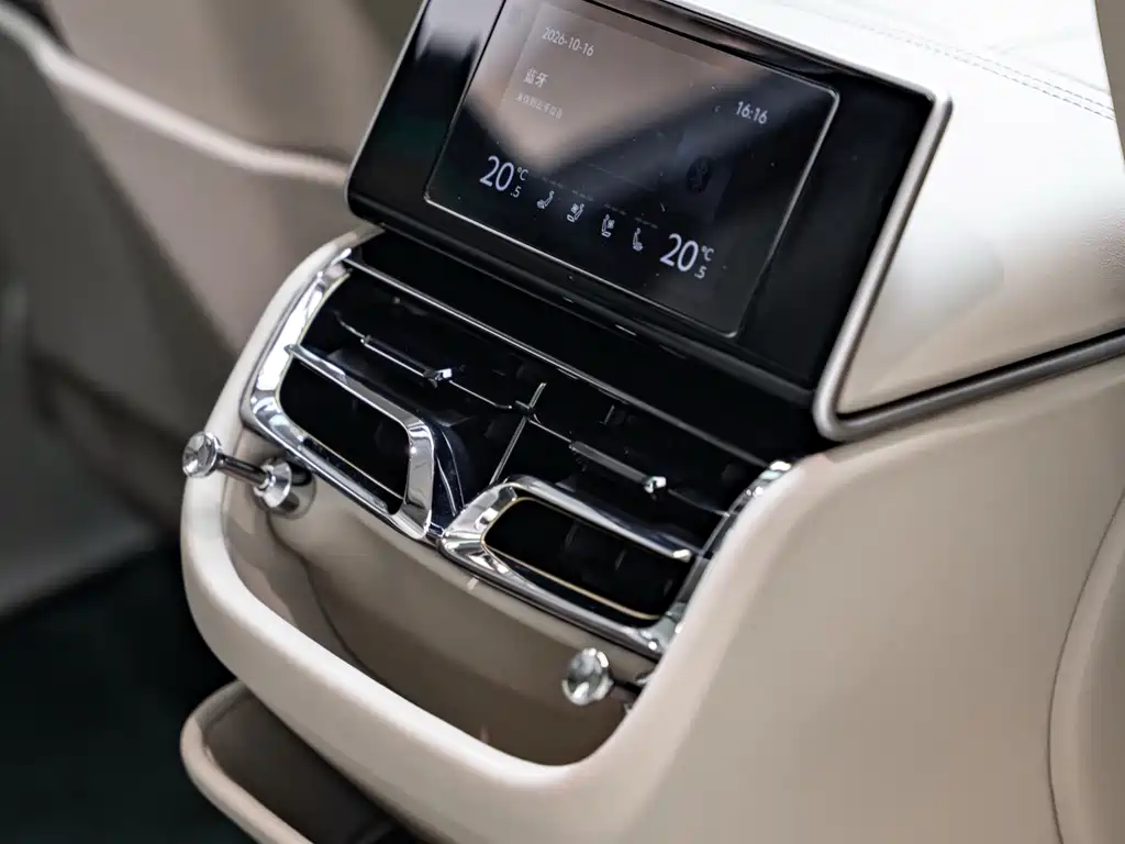 Bentley Flying Spur PHEV — миниатюра 11
