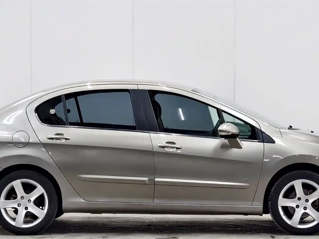 Peugeot 408 2013 1.6L MT Comfort